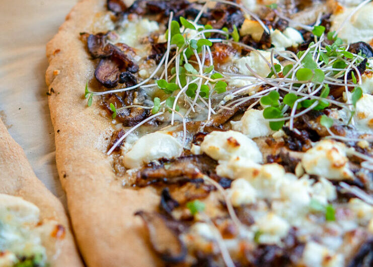 Cette pizza aux champignons sauvages est agrémentée du0027oignons caramélisés et de fromage fontina au goût exquis