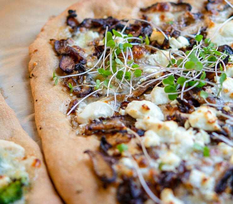 Wild-Mushroom-pizza-microgreen-arugula-casa-verde-microfarm2-741x650