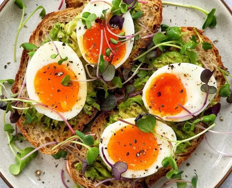 avacado-toast-recipe-casa-verde-raw-egg-yolk-800x650 (1)